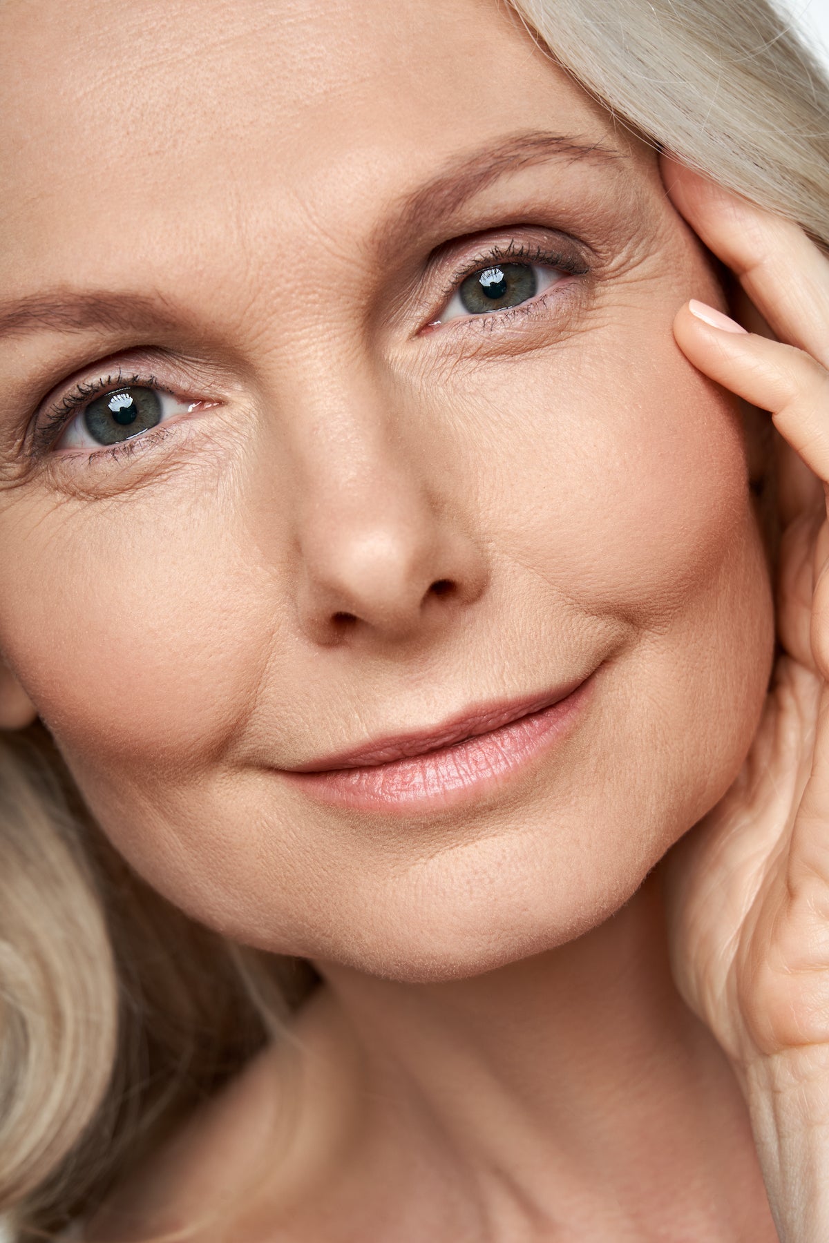 50 years old woman looking at camera anti age ski 2022 02 08 03 56 59 utc.jpg
